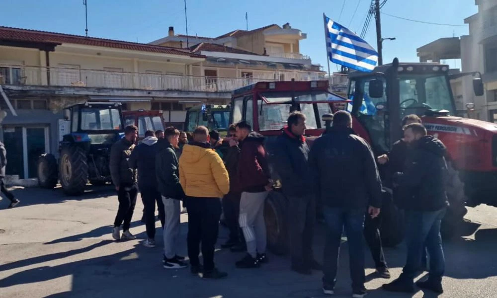 Θεσσαλονίκη: Στην Επανομή συγκεντρώθηκαν οι αγρότες με στόχο το αεροδρόμιο «Μακεδονία» (Εικόνες-Βίντεο)